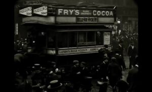 Весной 1901 года машина времени на оживленной улице в Манчестере, Англия