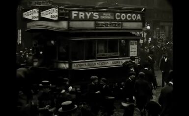 Весна 1901 року машина часу на жвавій вулиці в Манчестері, Англія